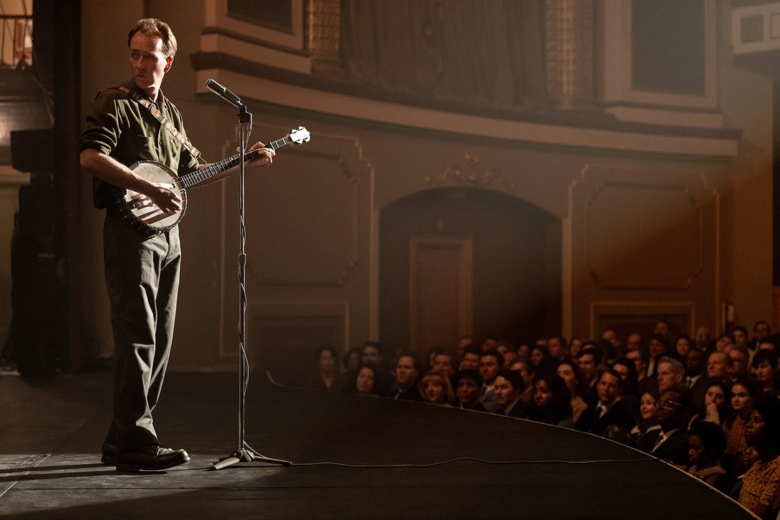 Edward Norton in A COMPLETE UNKNOWN. Photo by Macall Polay, Courtesy of Searchlight Pictures. © 2024 Searchlight Pictures All Rights Reserved.