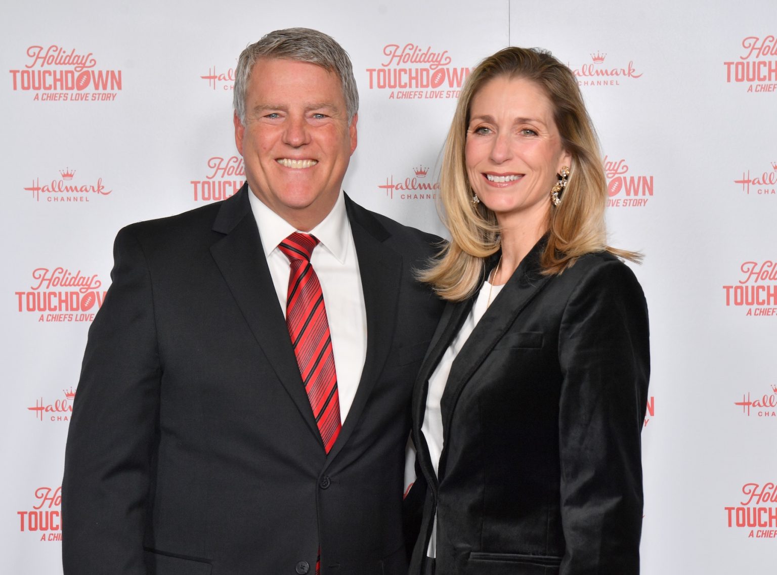 KANSAS CITY, MISSOURI - NOVEMBER 30: (L-R) Len Jennings and Tami Jennings attend Hallmark's Premiere Screening of Holiday Touchdown: A Chiefs Love Story on November 30, 2024 in Kansas City, Missouri. (Photo by Jason Davis/Getty Images for Hallmark Media)