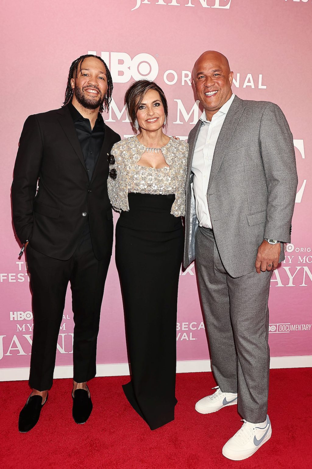 New York, New York - 6/13/25 - 2025 Tribeca Festival hosts New York Premiere of HBO Documentary “ MY MOM JAYNE “ -PICTURED: Jalen Brunson, Mariska Hargitay and Rick Brunson - PHOTO by: Dave Allocca / Starpix - Location: Carnegie Hall