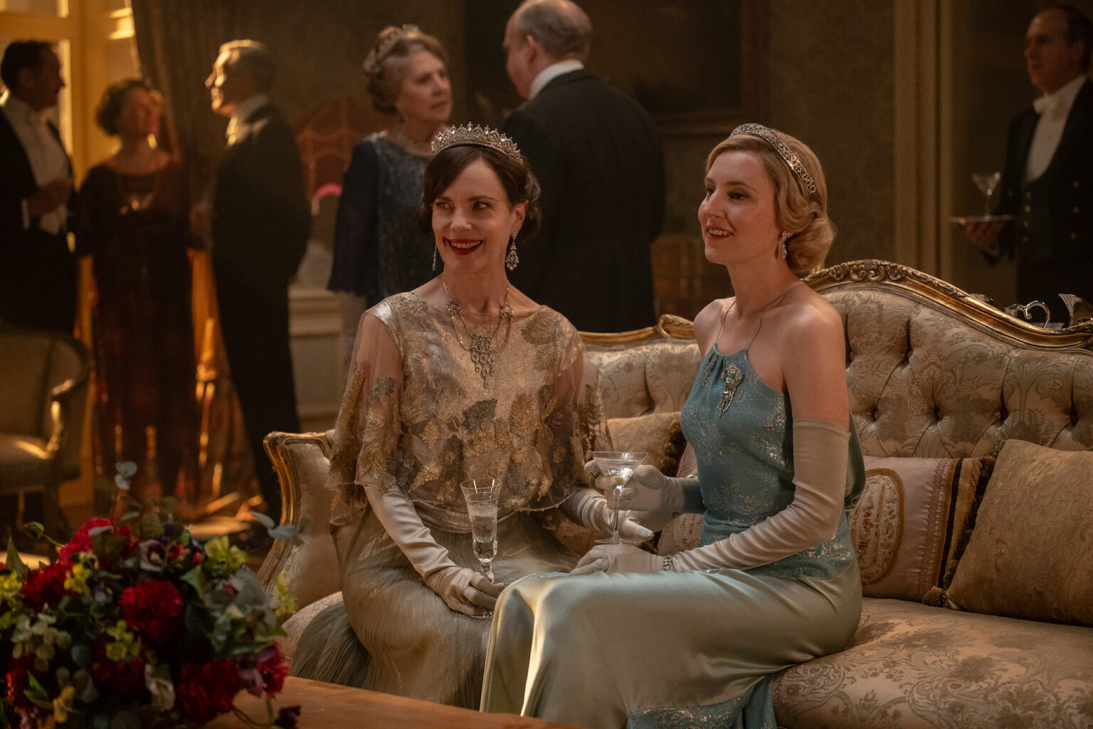 Elizabeth McGovern stars as Cora Grantham and Laura Carmichael as Lady Edith in DOWNTON ABBEY: The Grand Finale, a Focus Features release. Credit: Rory Mulvey / © 2025 FOCUS FEATURES LLC