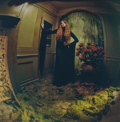 Florence + the Machine and debut "Everybody Scream" single in the ne Album EVERYBODY SCREAM (credit Autumn de Wilde)