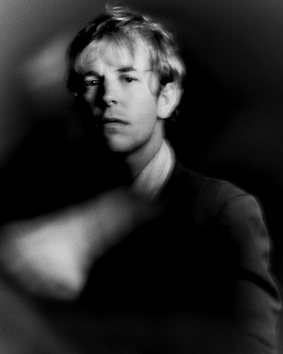 Global star Tom Odell unveils new song "Ugly"