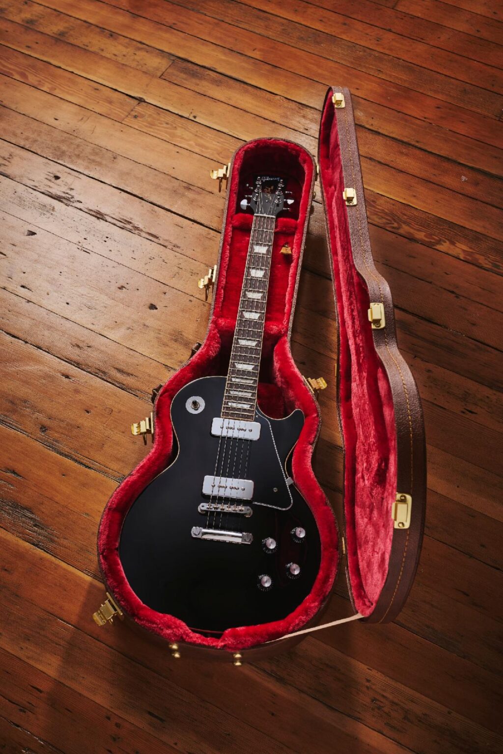 Gibson Noel Gallagher Les Paul Standard arrives in a hardshell guitar case