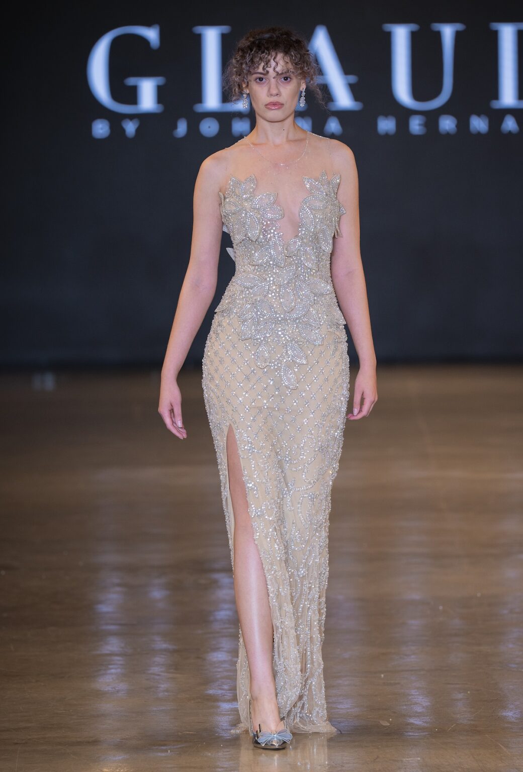 LOS ANGELES, CALIFORNIA - OCTOBER 16: A model walks the runway at the Glaudi show during Los Angeles Fashion Week Powered By Art Hearts Fashion at The New Mart on October 16, 2025 in Los Angeles, California. (Photo by Mark Gunter/Getty Images for Art Hearts Fashion)