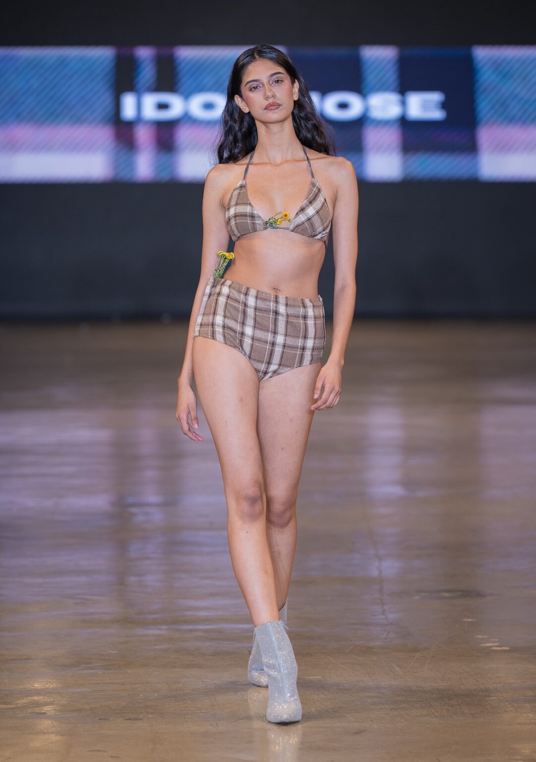 LOS ANGELES, CALIFORNIA - OCTOBER 16: A model walks the runway at the Idol Jose show during Los Angeles Fashion Week Powered By Art Hearts Fashion at The New Mart on October 16, 2025 in Los Angeles, California. (Photo by Mark Gunter/Getty Images for Art Hearts Fashion)