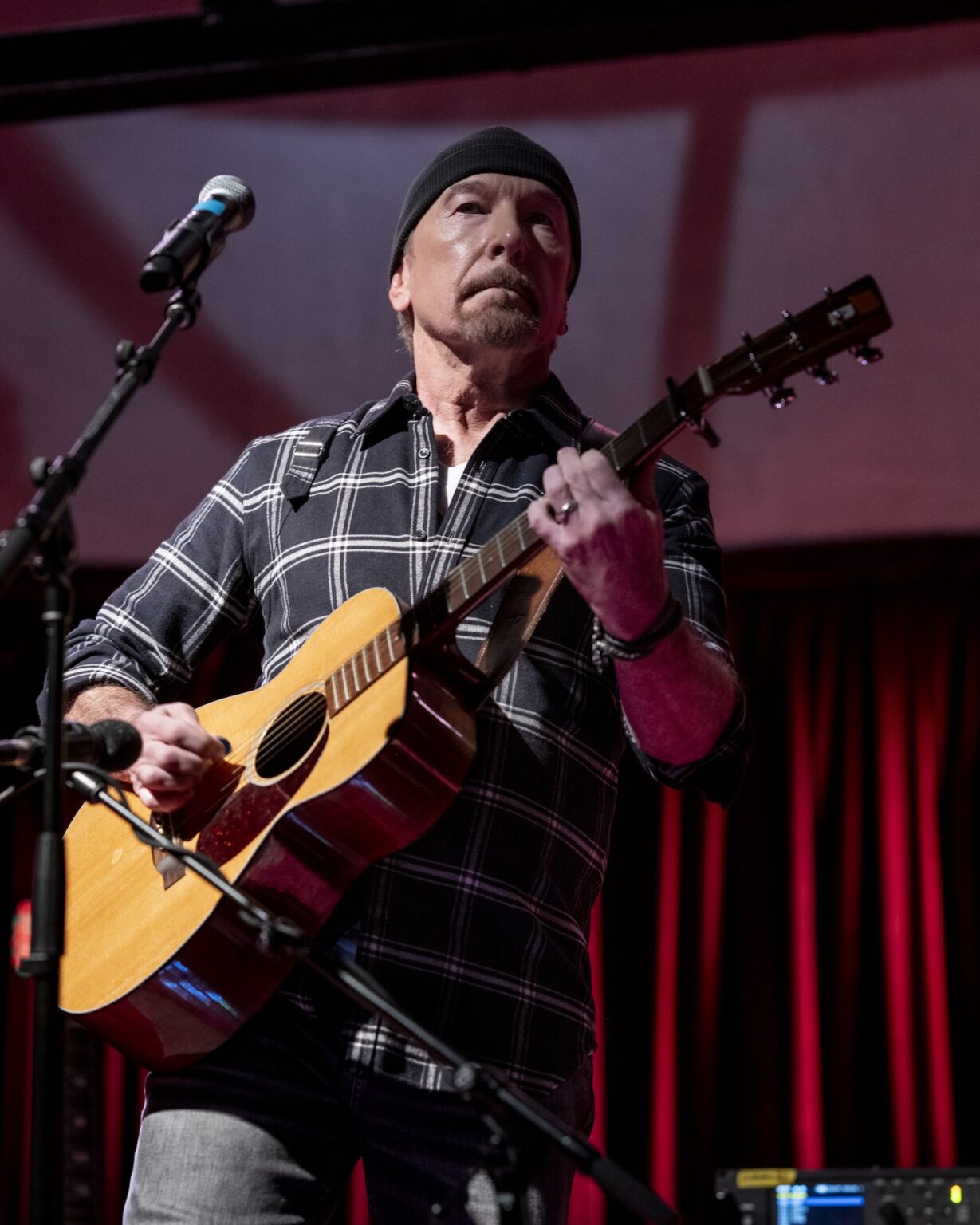 Woody Guthrie Prize 2025, presented by The Woody Guthrie Center at Cains Ballroom in Tulsa, Ok on October 21, 2025 to Bono & The Edge of the band U2. Also on hand is T-Bone Burnett, and Woody Guthries granddaughter Anna Canoni. (© Photos by: Jay Blakesberg)