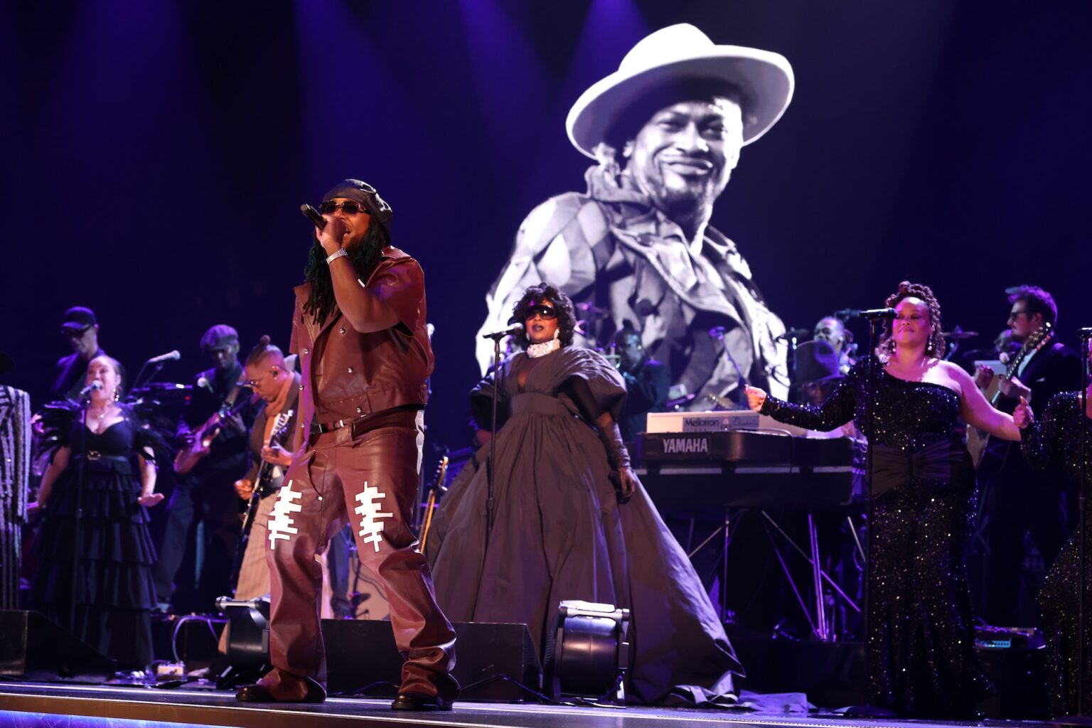 LOS ANGELES, CALIFORNIA - FEBRUARY 01: (L-R) Leon Thomas III and Lauryn Hill perform onstage during the 68th GRAMMY Awards at Crypto.com Arena on February 01, 2026 in Los Angeles, California. (Photo by Kevin Mazur/Getty Images for The Recording Academy)