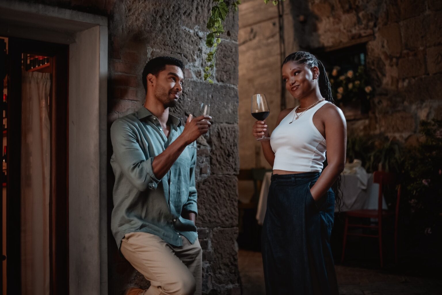 (from left) Michael (Regé-Jean Page) and Anna (Halle Bailey) in You, Me & Tuscany, directed by Kat Coiro. Photo Credit: Giulia Parmigiani/Universal Pictures