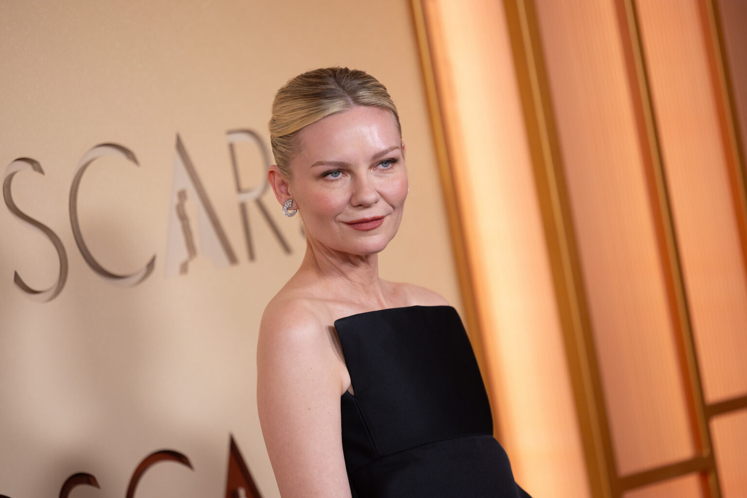 Kirsten Dunst arrives on the red carpet of the 98th Oscars® at the Dolby® Theatre at Ovation Hollywood on Sunday, March 15, 2026.