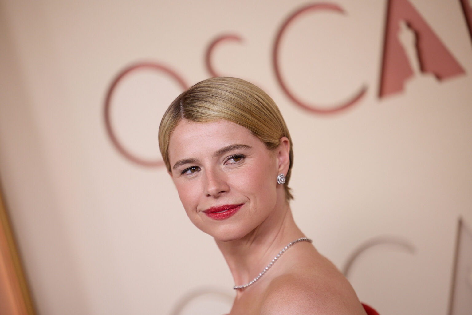 Jessie Buckley arrives on the red carpet of the 98th Oscars® at the Dolby® Theatre at Ovation Hollywood on Sunday, March 15, 2026.
