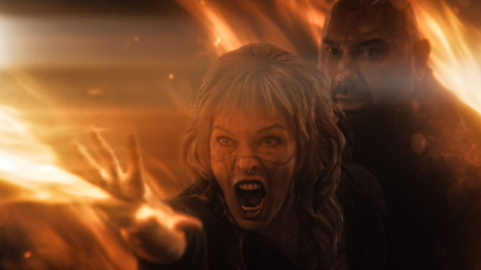 © Constantin Film / Glen MacPherson, Gray Alys (Milla Jovovich), Boyce (Dave Bautista)